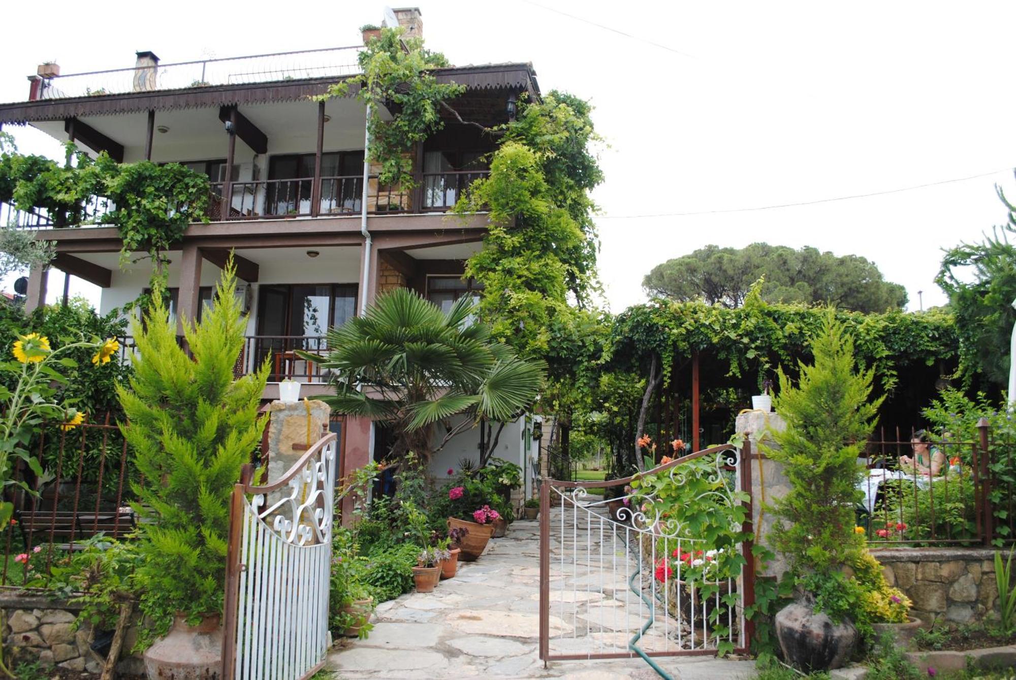Gunebakan Taliani Hotel ไอวาลิค ภายนอก รูปภาพ