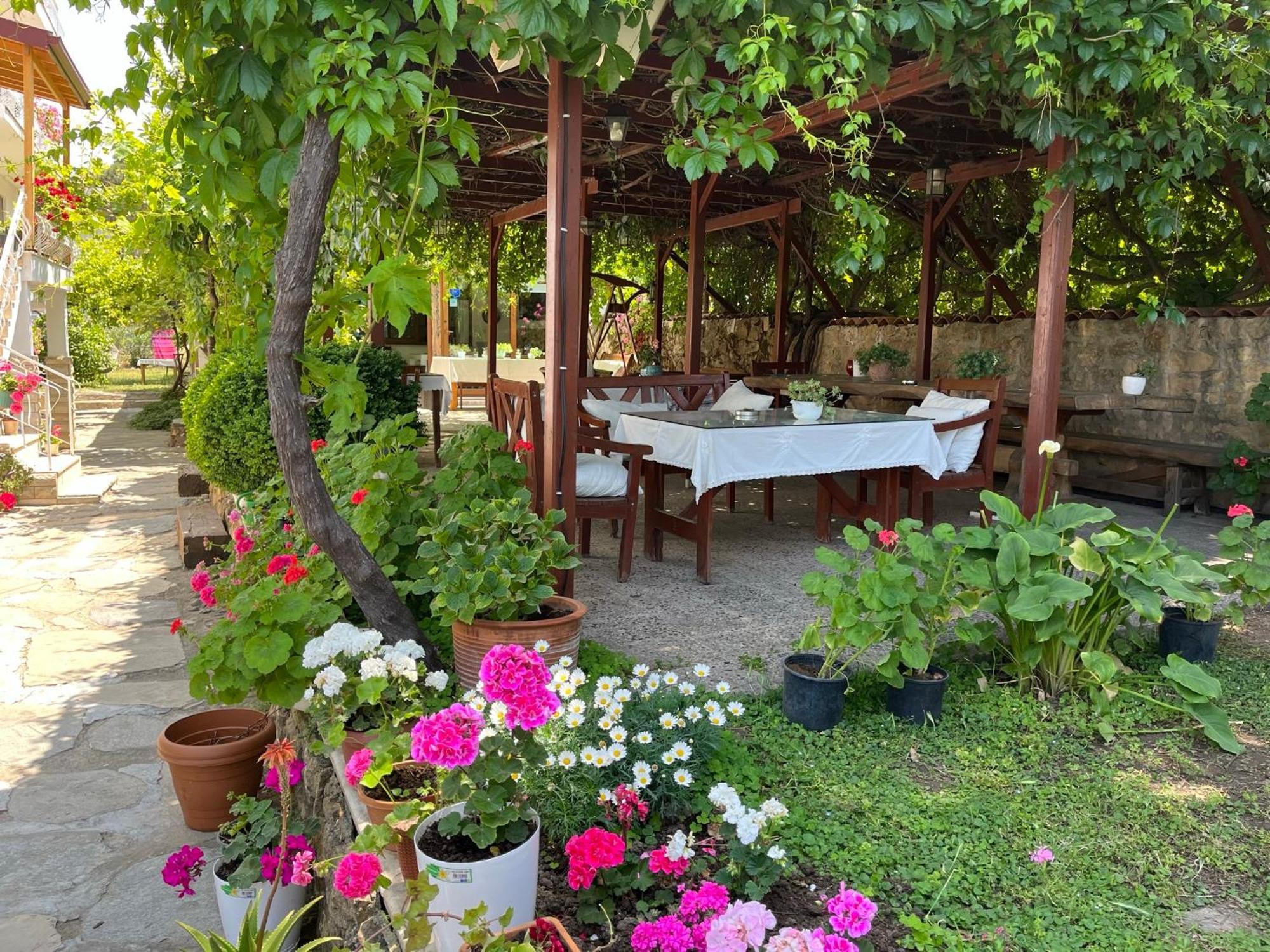 Gunebakan Taliani Hotel ไอวาลิค ภายนอก รูปภาพ
